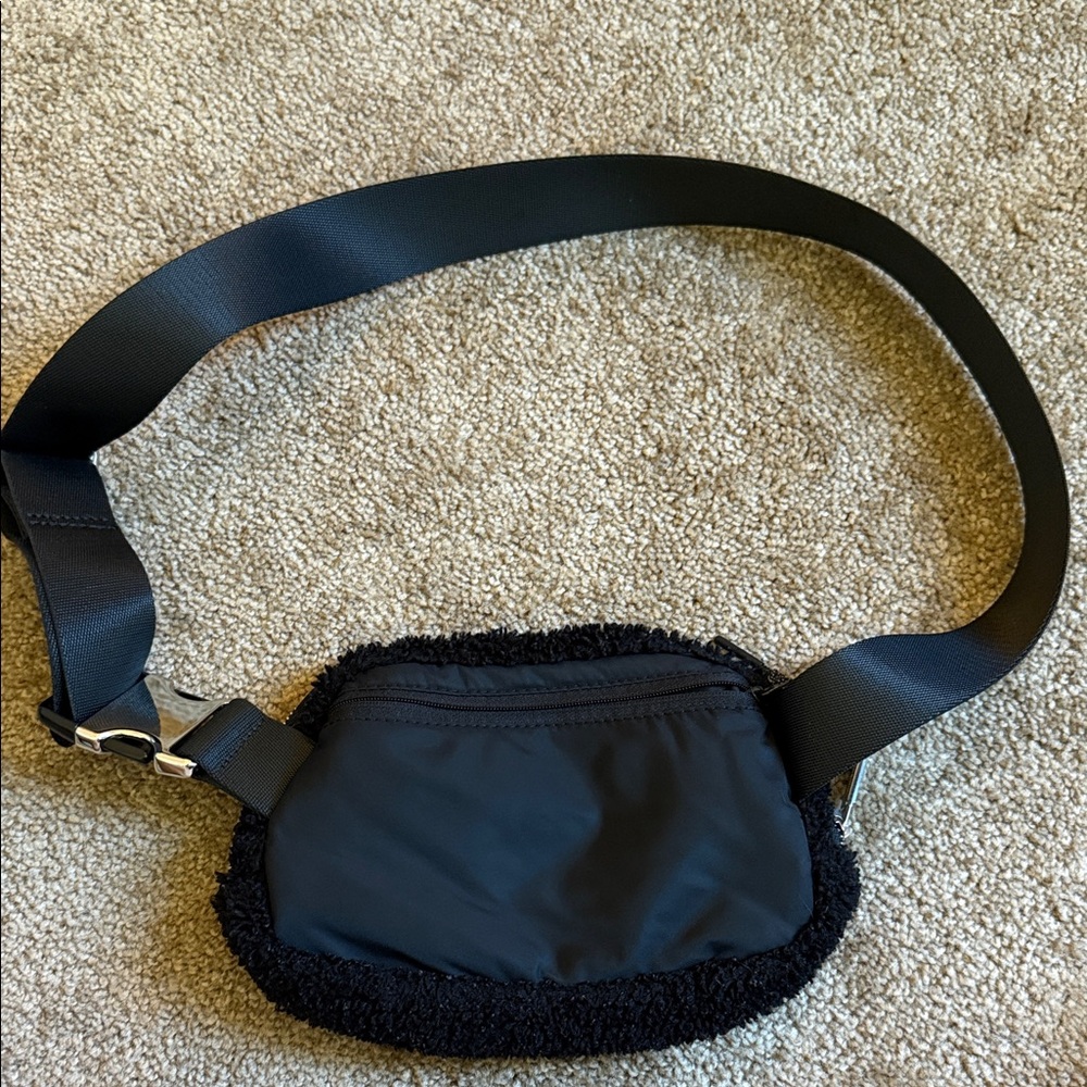 lululemon Black Fleece Belt Bag - Picture 4 of 7